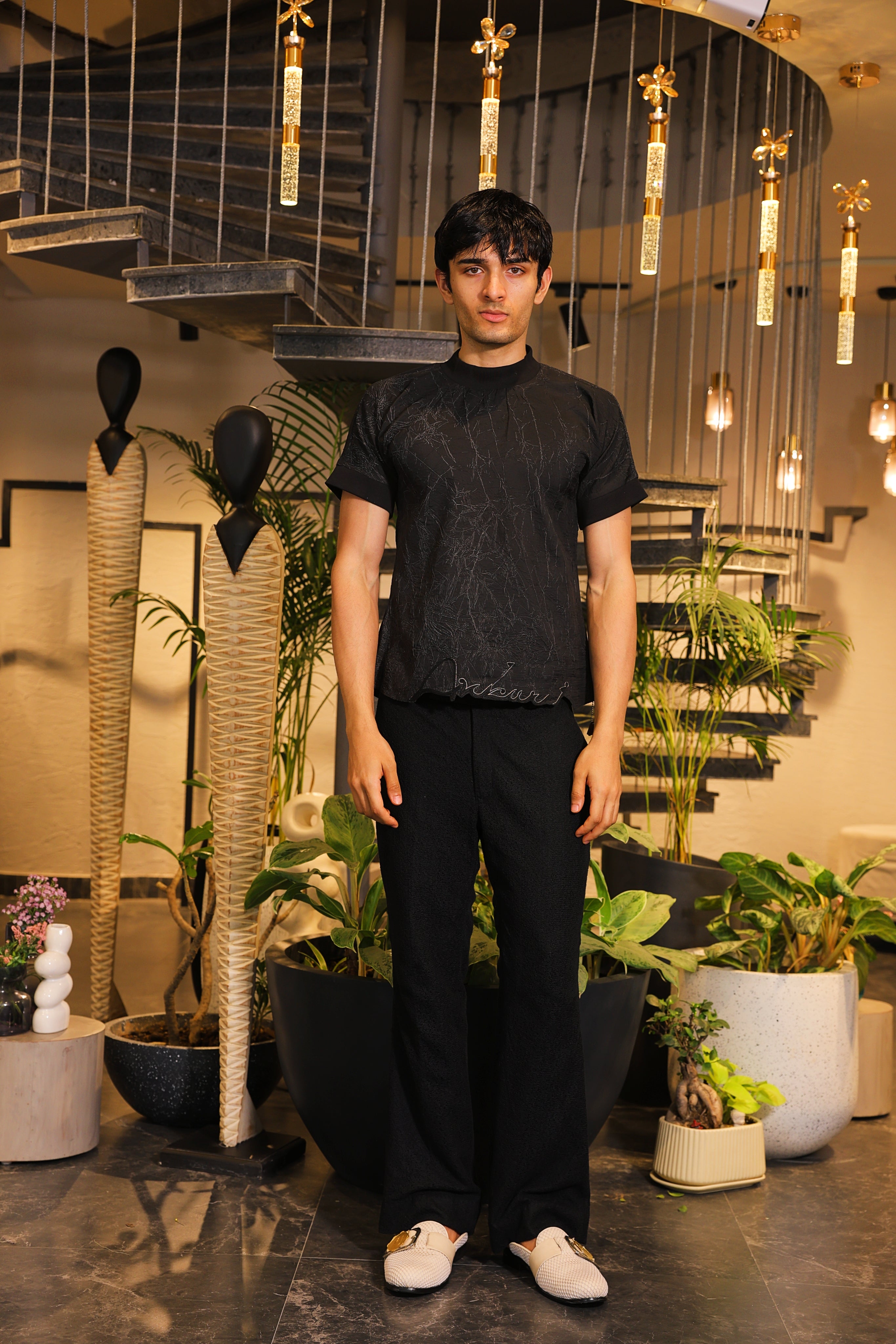 Black and white textured logo engraved hem T-shirt