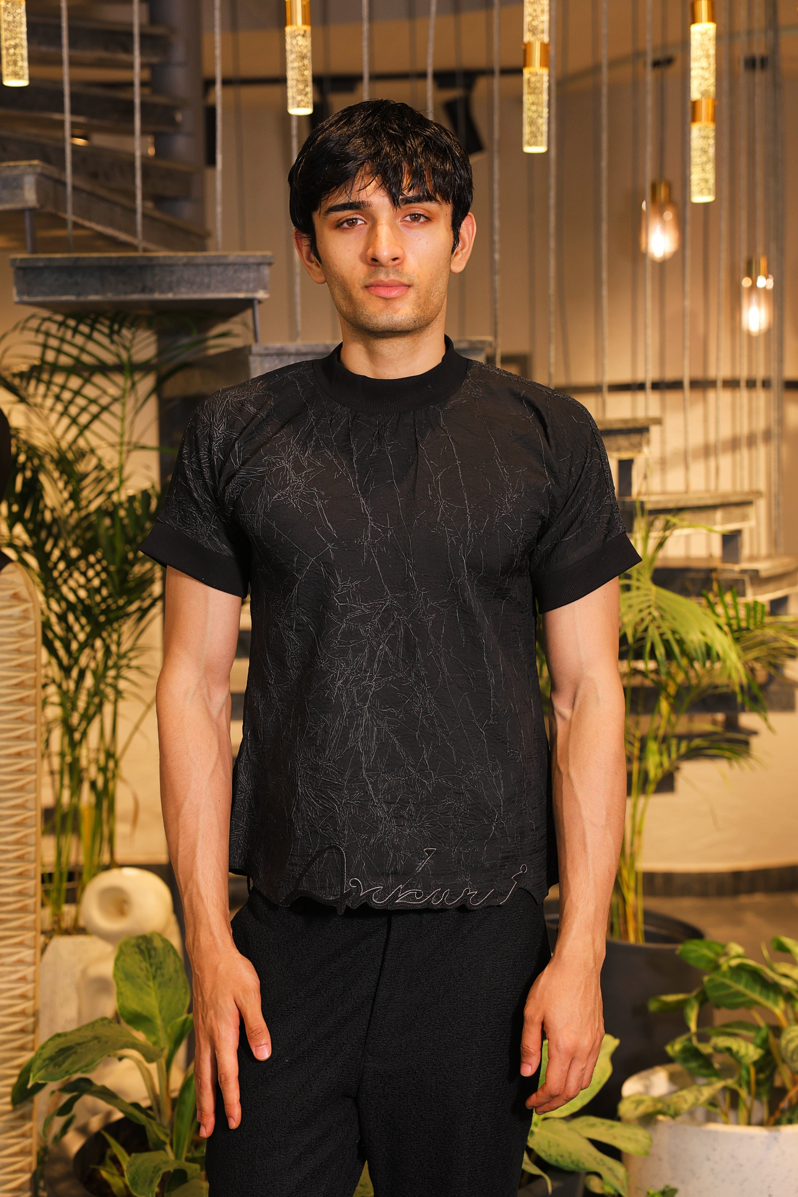 Black and white textured logo engraved hem T-shirt
