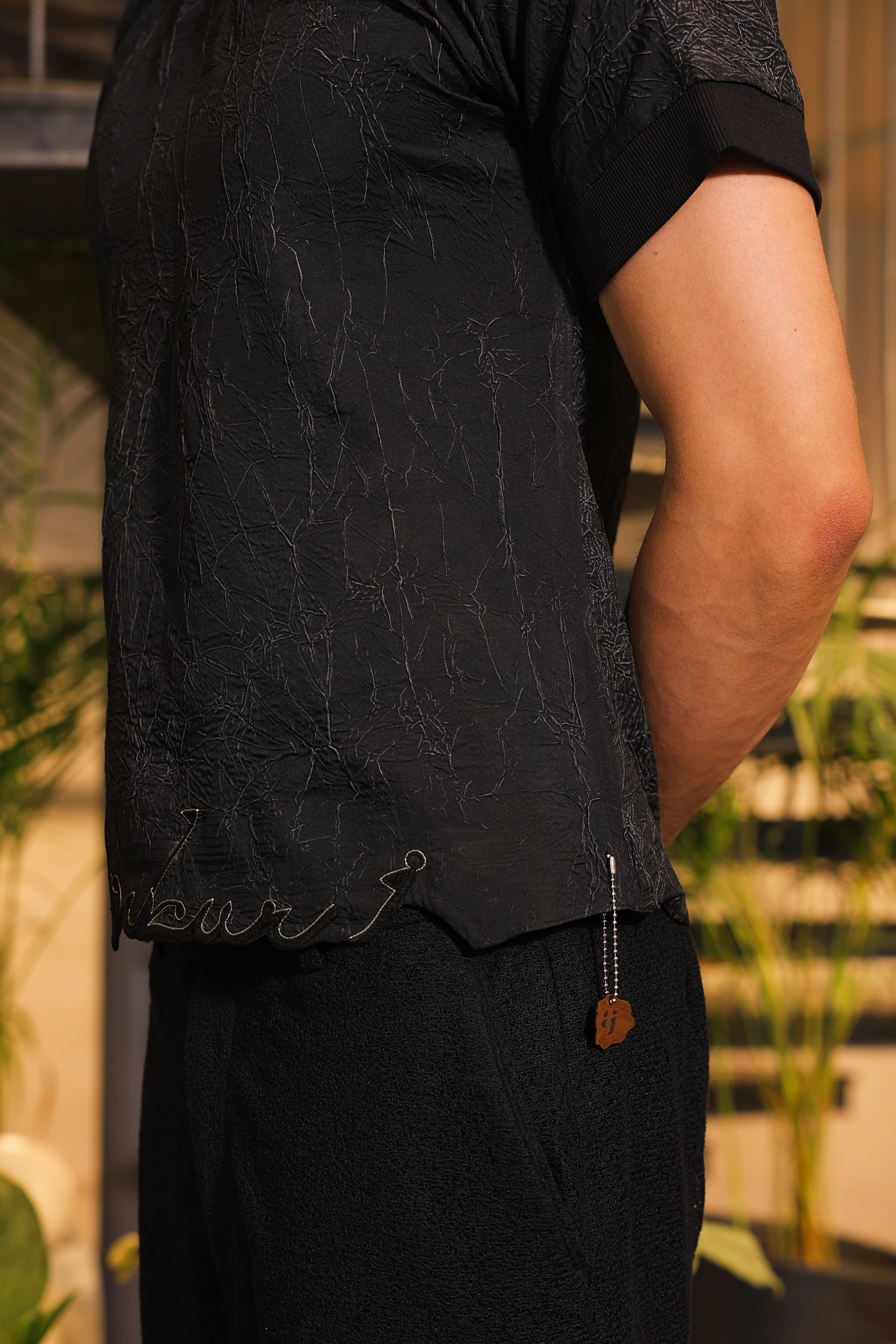 Black and white textured logo engraved hem T-shirt