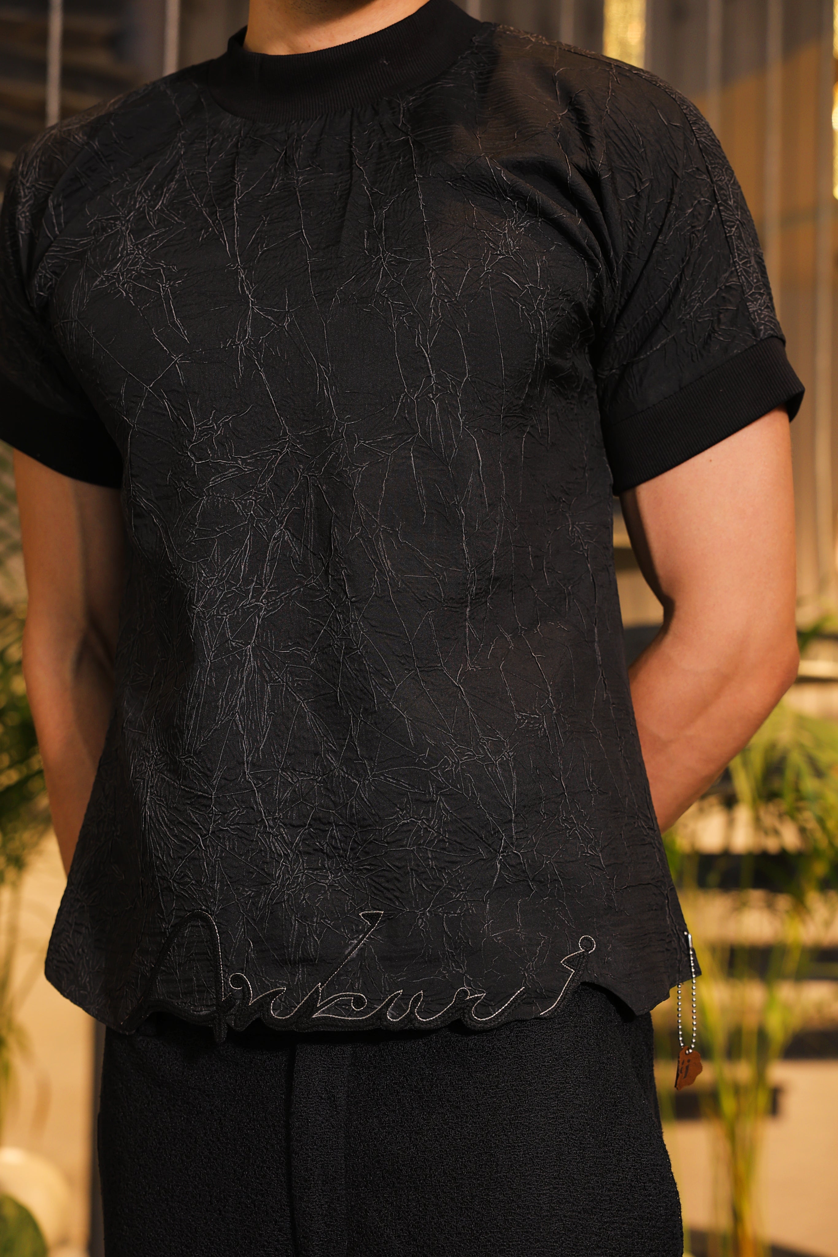 Black and white textured logo engraved hem T-shirt