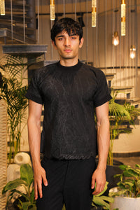 Black and white textured logo engraved hem T-shirt