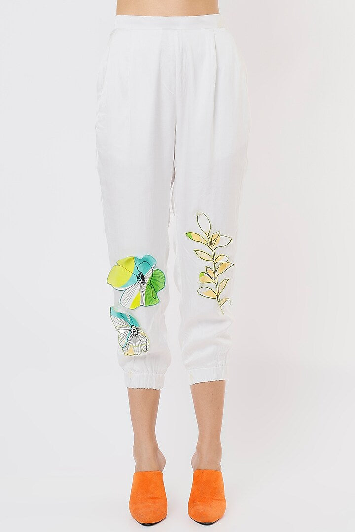 Jogger pants with 3d flowers